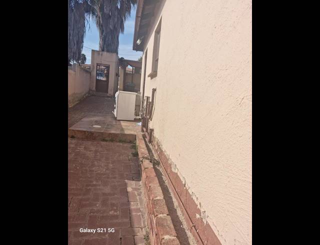 5 BEDROOM HOUSE FOR SALE IN COSMO CITY